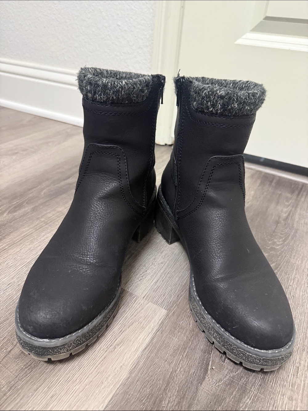Cliffs by WHITE MOUNTAIN Black Ankle Boots with Gray Faux-Fur Cuff 9